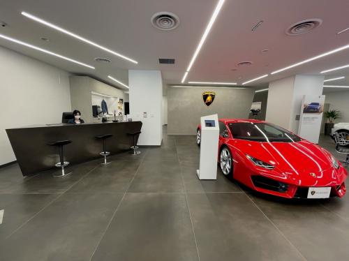 カーディーラー ショールーム コーンズ モータース 港区の受付求人 バイト 15233 美受 ビージュ